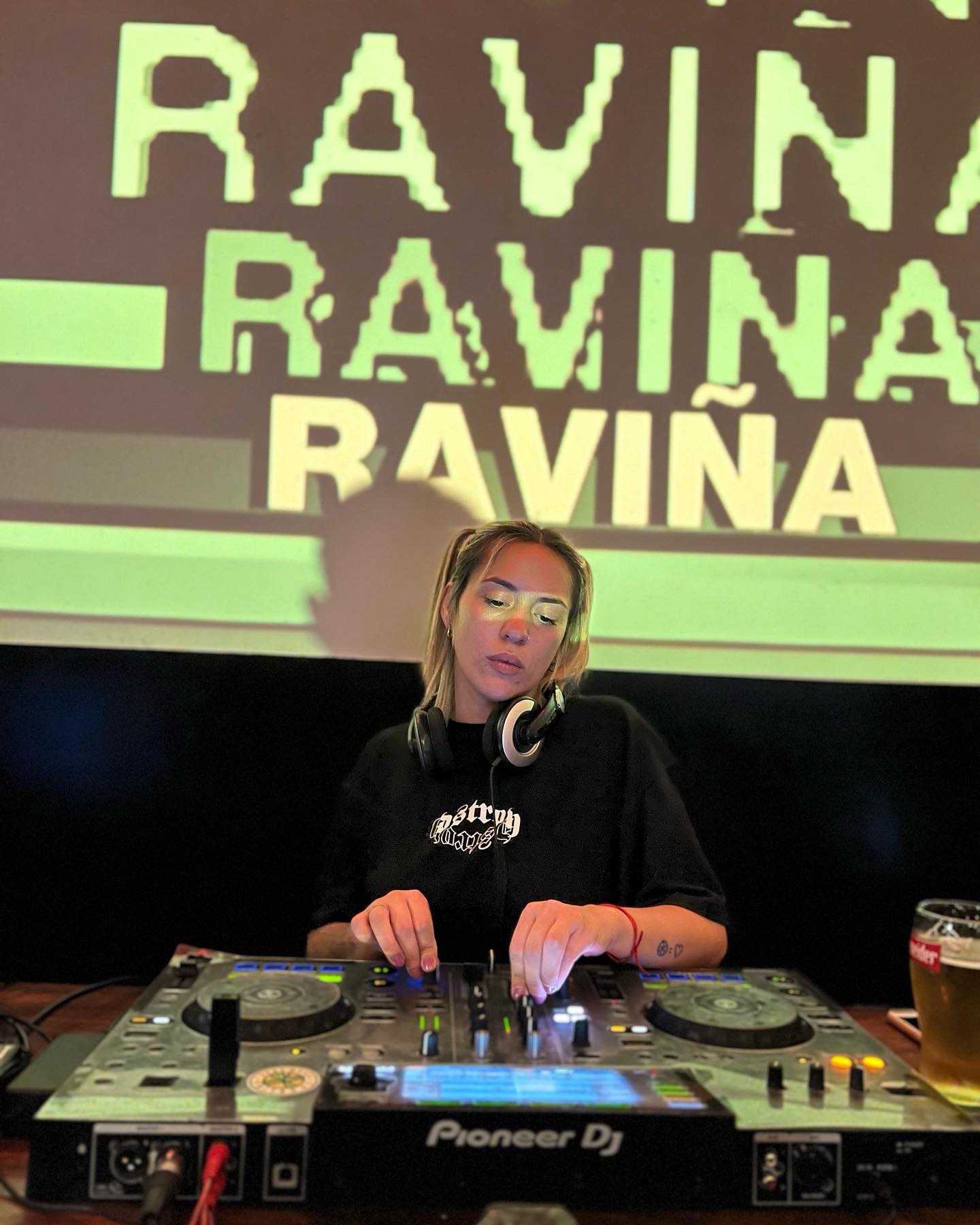 Raviña en presentación con visuales