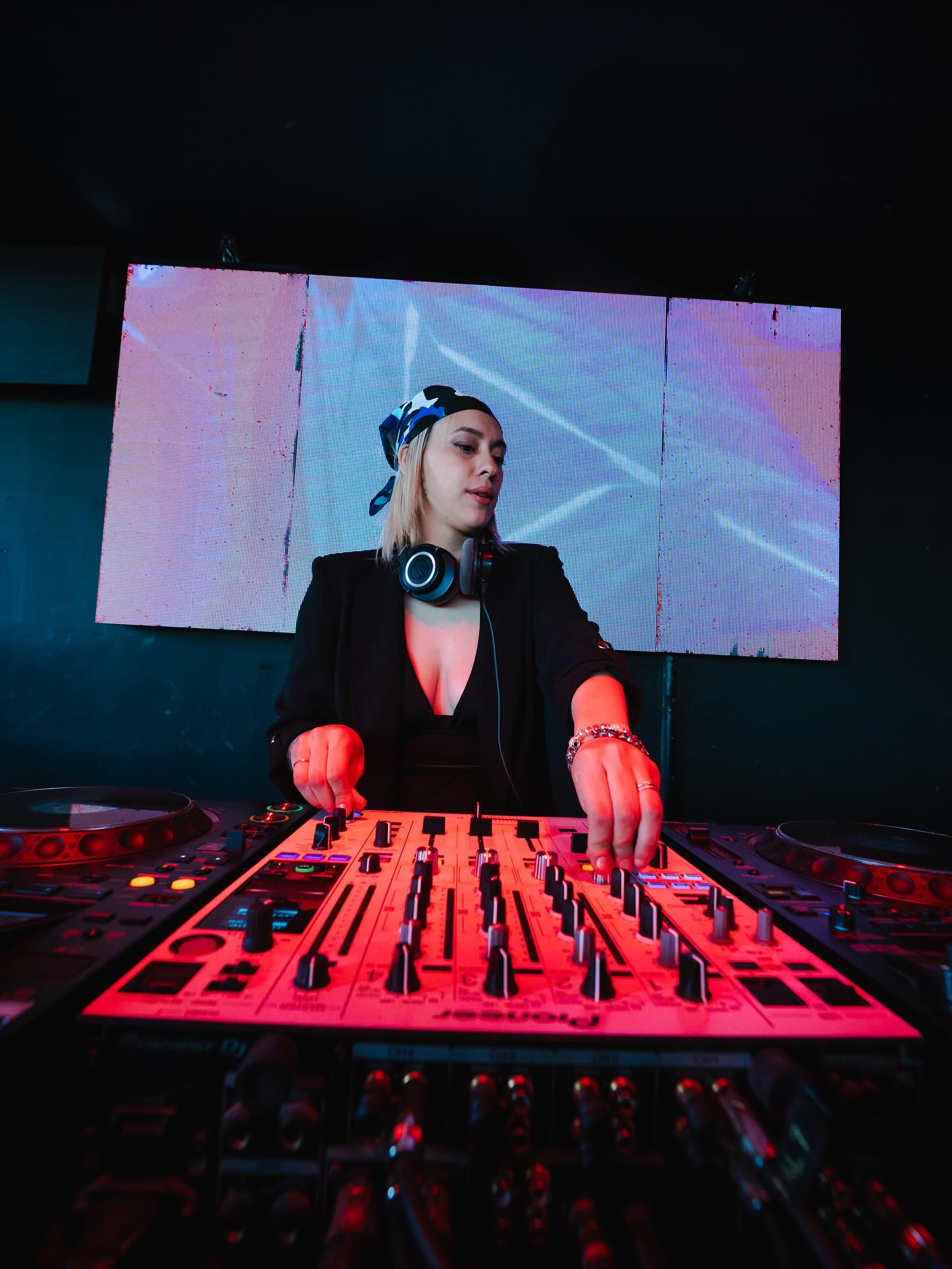 Raviña tocando en club